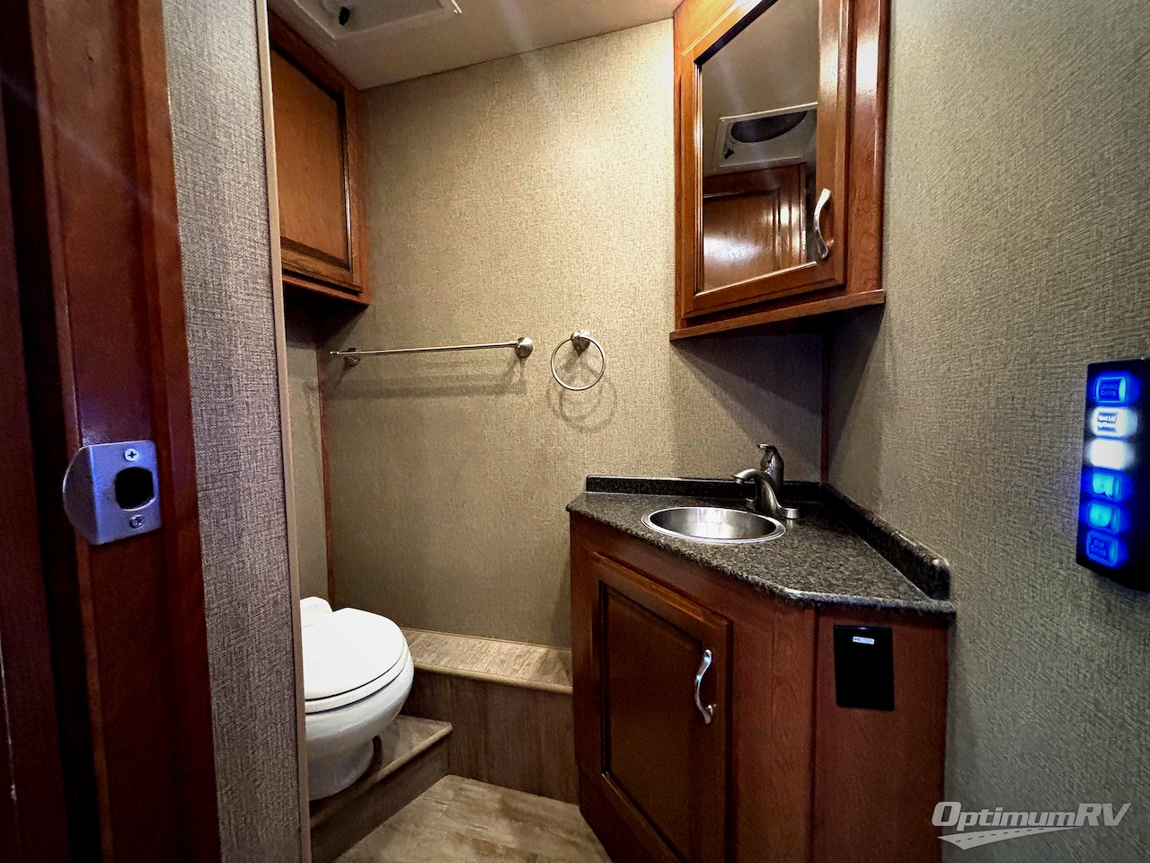 2018 Fleetwood Bounder 34S Photo 13