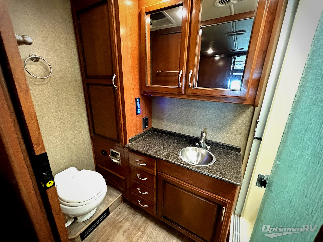 2018 Fleetwood Bounder 34S Photo 19