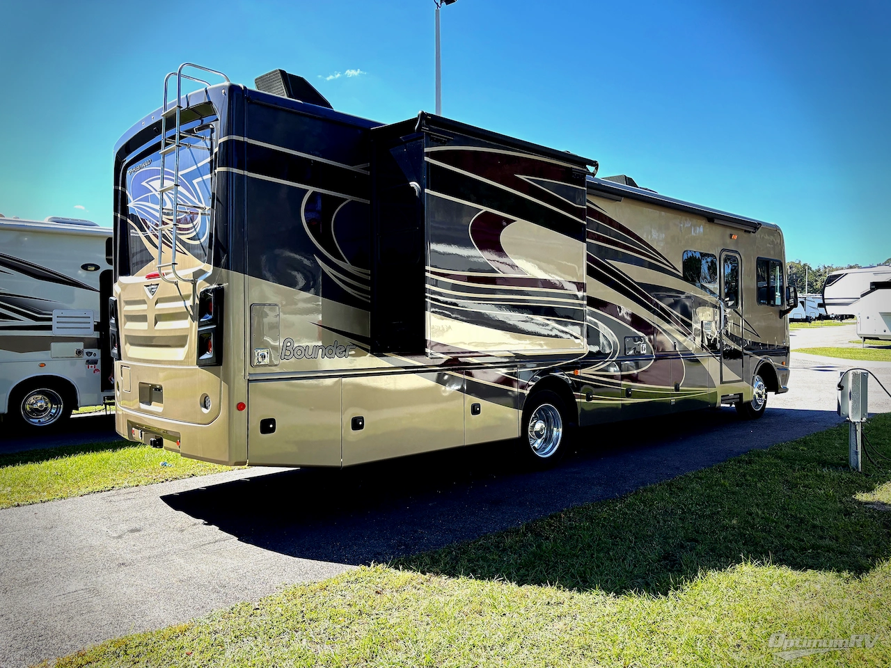 2018 Fleetwood Bounder 34S Photo 2