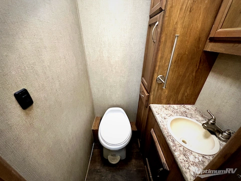 2017 Gulf Stream Conquest 3616 RV Photo 4