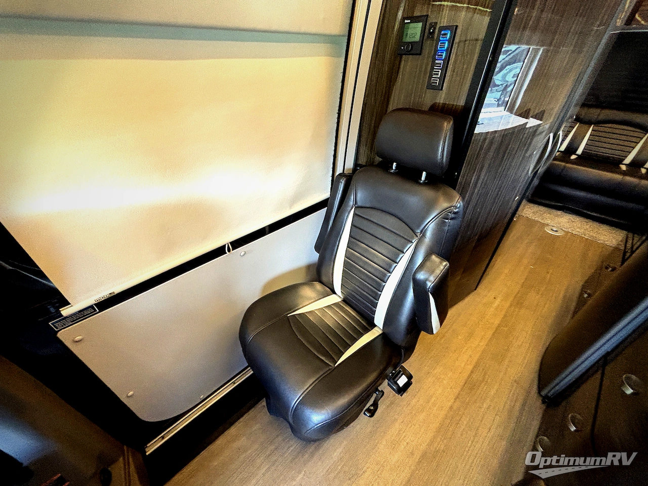 2016 Winnebago Era 70X Photo 10