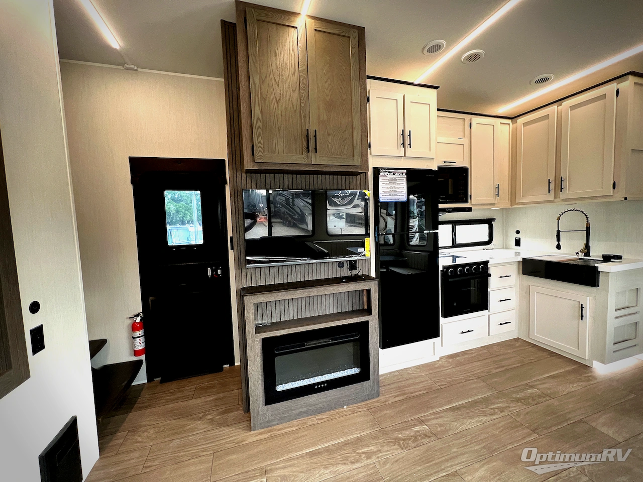 2026 Forest River Cherokee Arctic Wolf 287BH Photo 6