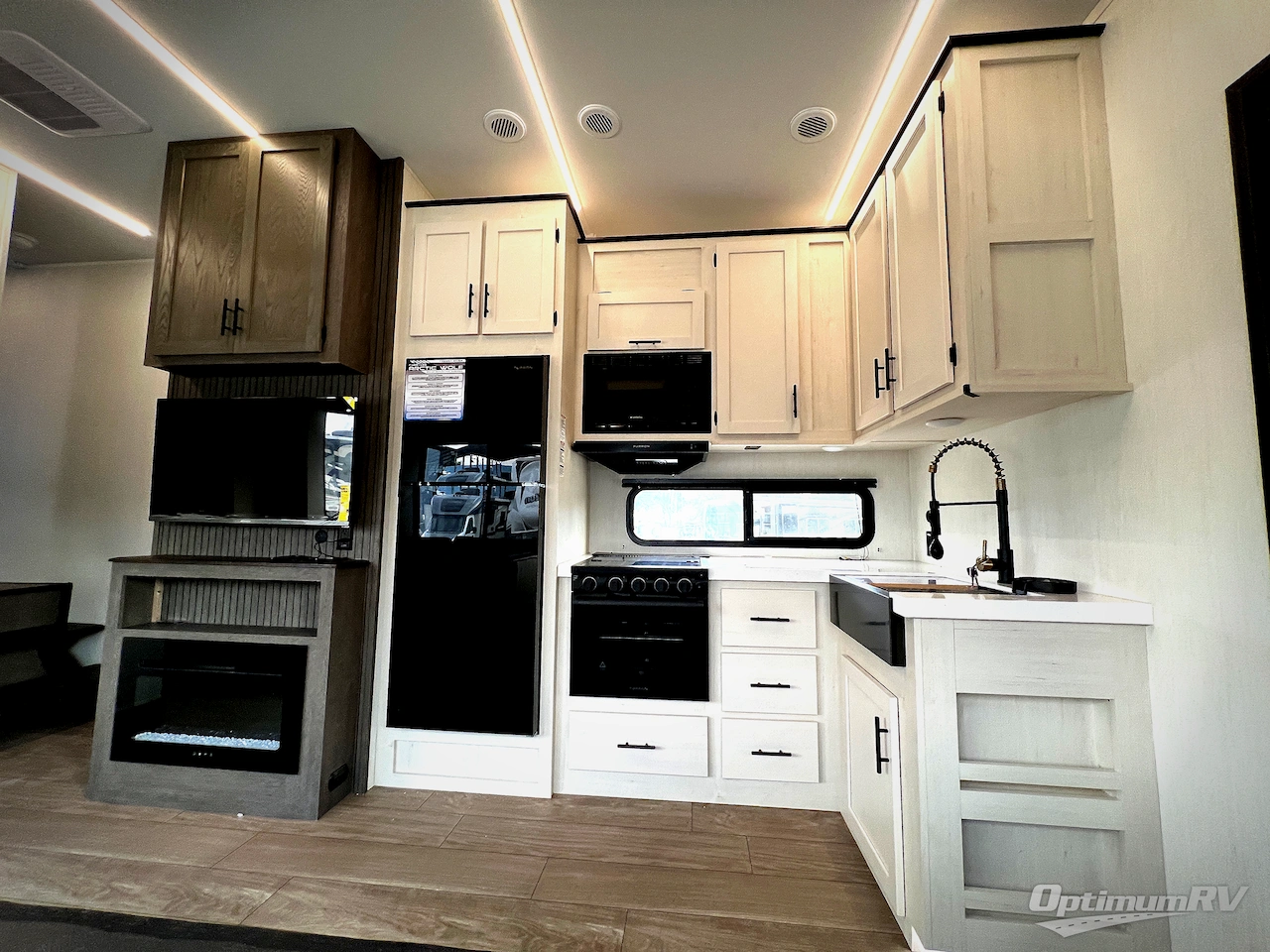 2026 Forest River Cherokee Arctic Wolf 287BH Photo 9