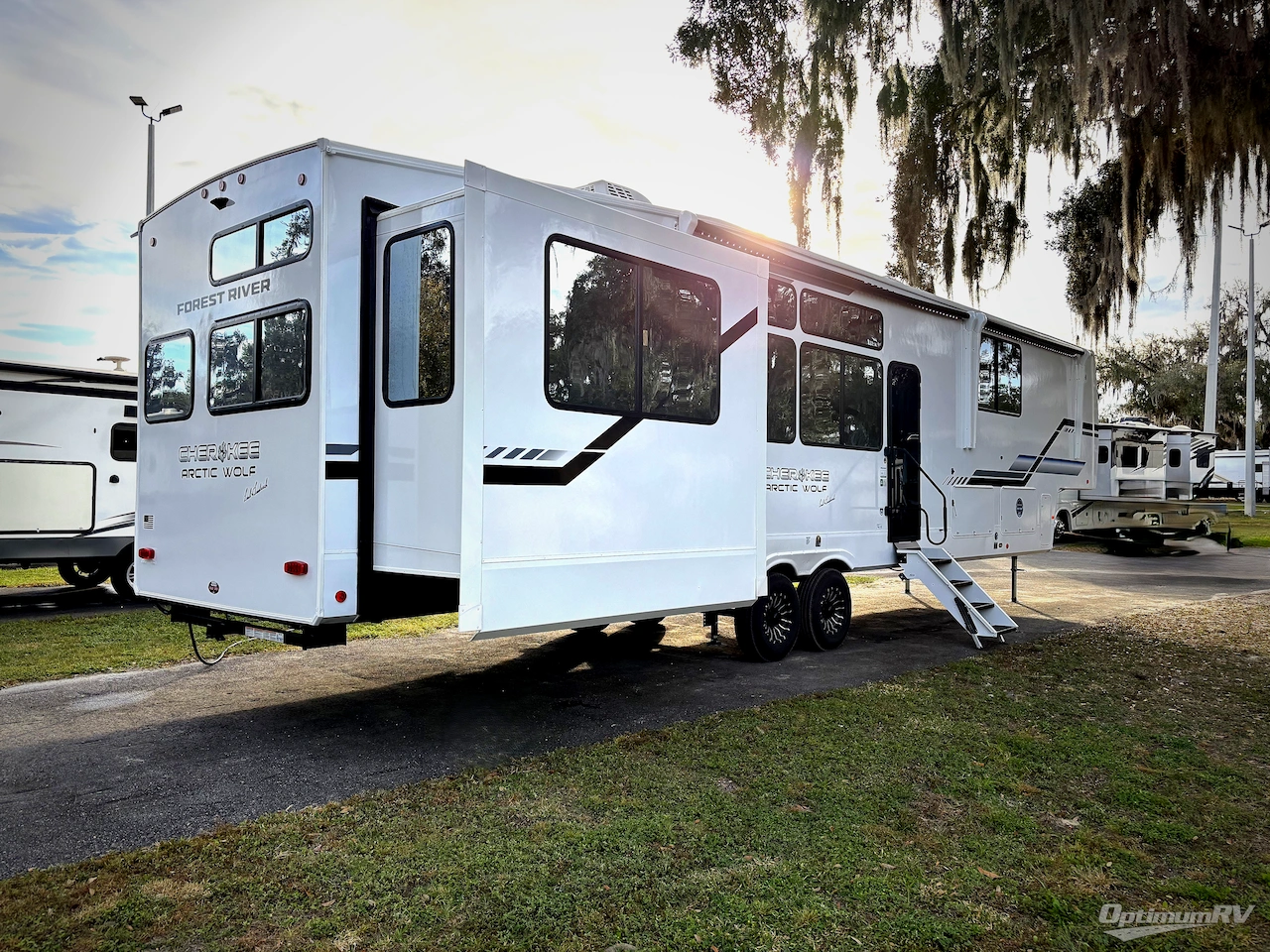 2026 Forest River Cherokee Arctic Wolf 38LEAH.G Photo 2