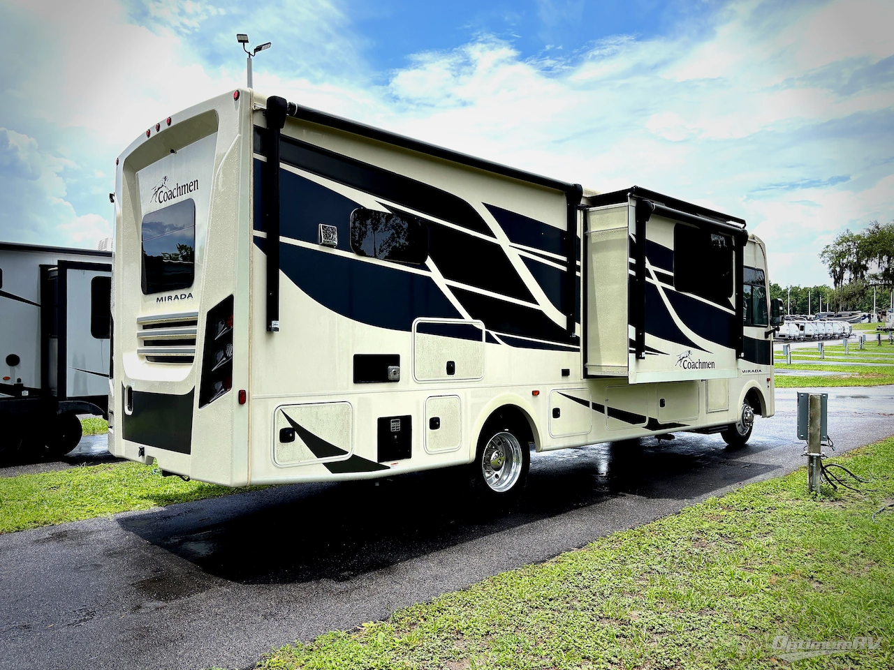 2022 Coachmen Mirada 315KS Photo 2