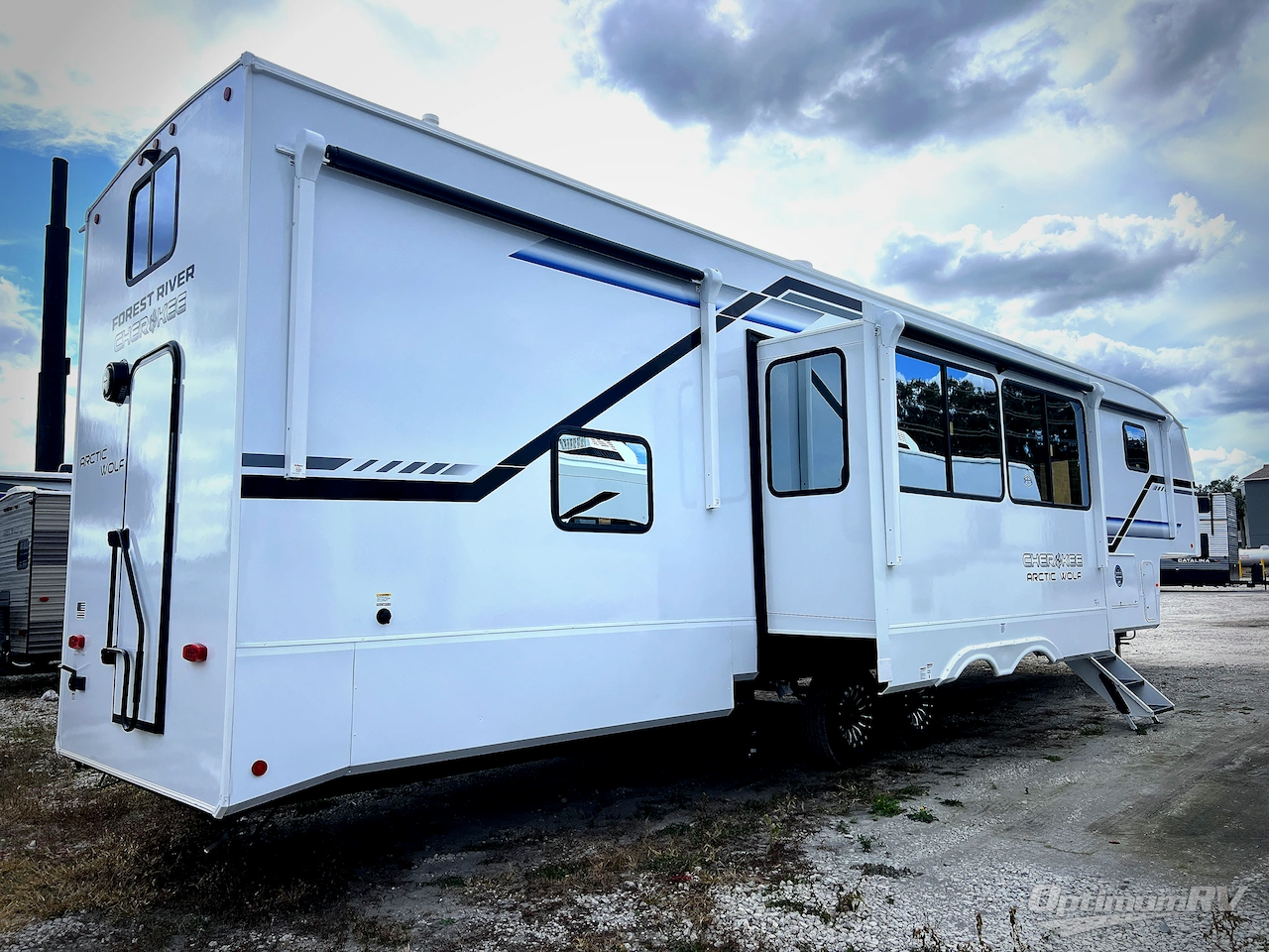 2026 Forest River Cherokee Arctic Wolf 38DST Photo 3
