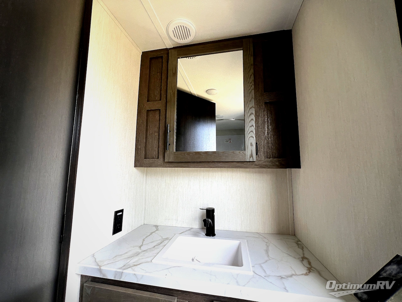 2026 Forest River Cherokee Arctic Wolf 38DST Photo 17