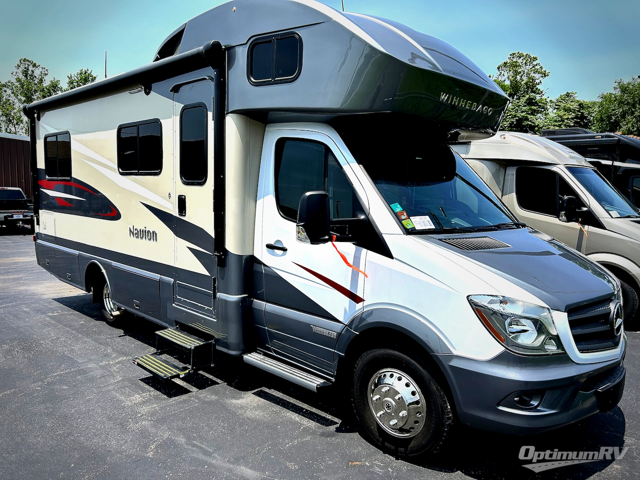 2018 Winnebago Navion 24V Photo 2