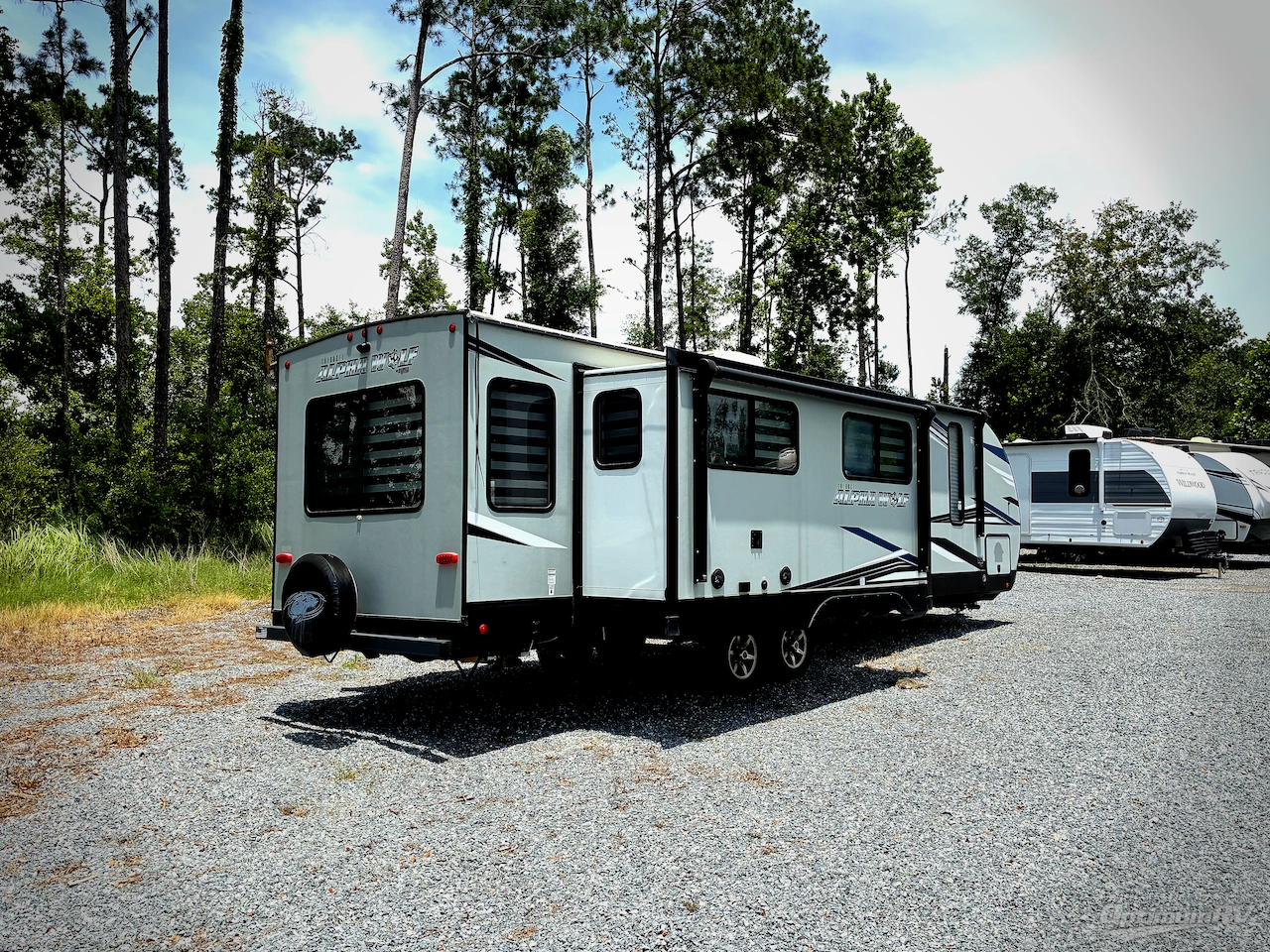 2022 Forest River Cherokee Alpha Wolf 26RL-L Photo 2