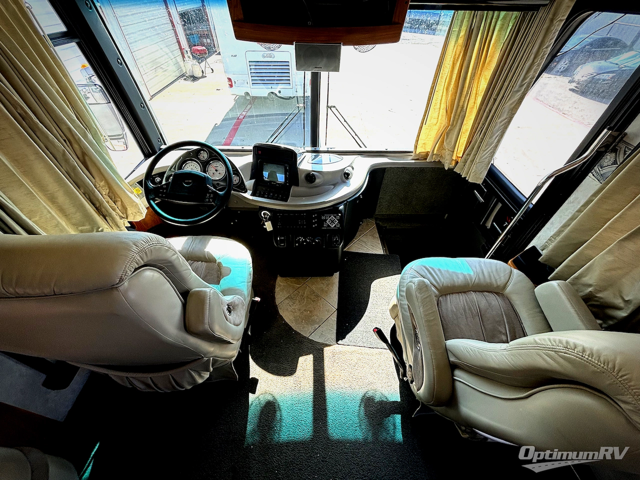 2004 American Coach Revolution 40D Photo 4