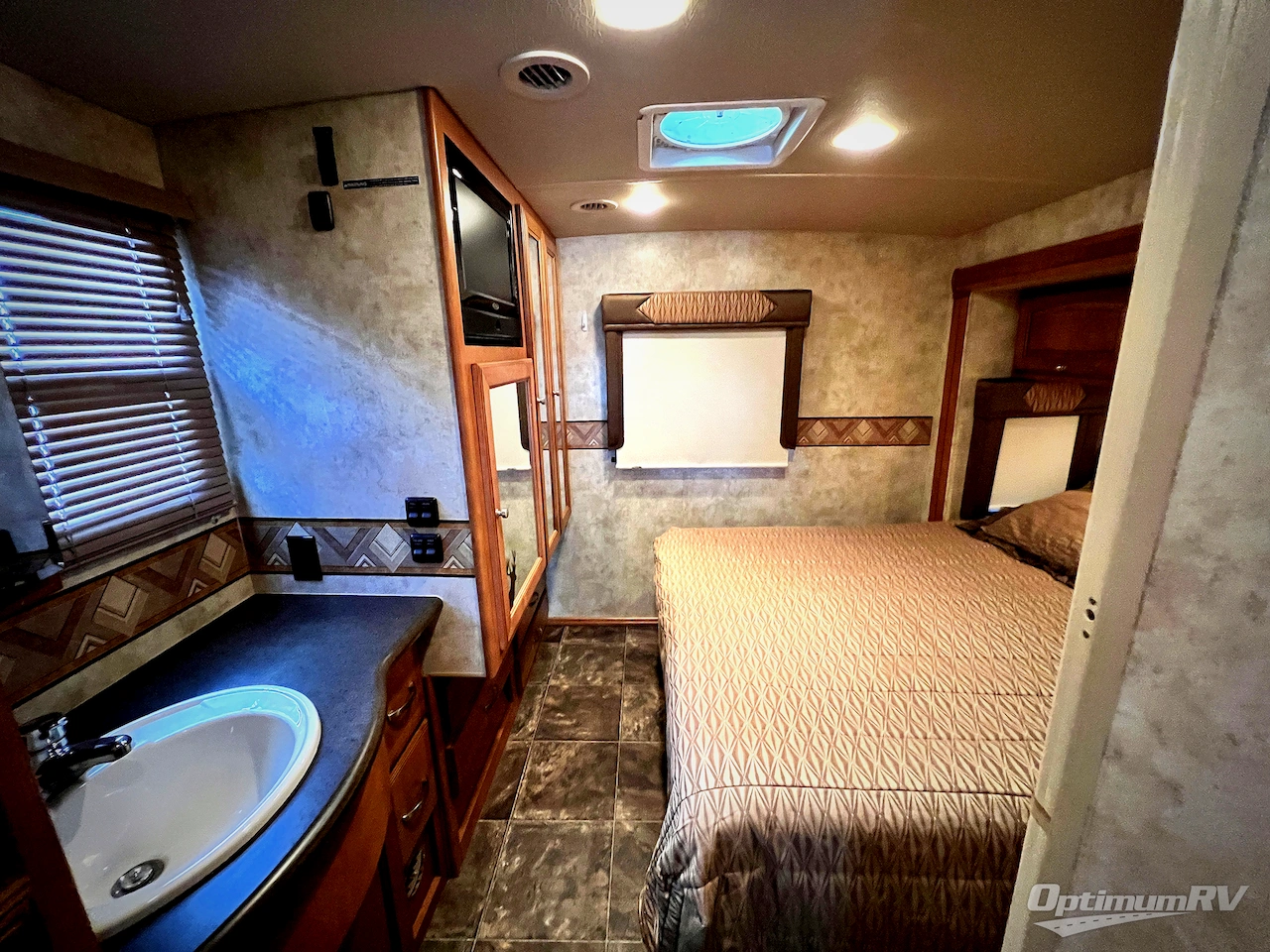 2011 Winnebago Aspect 28T Photo 17