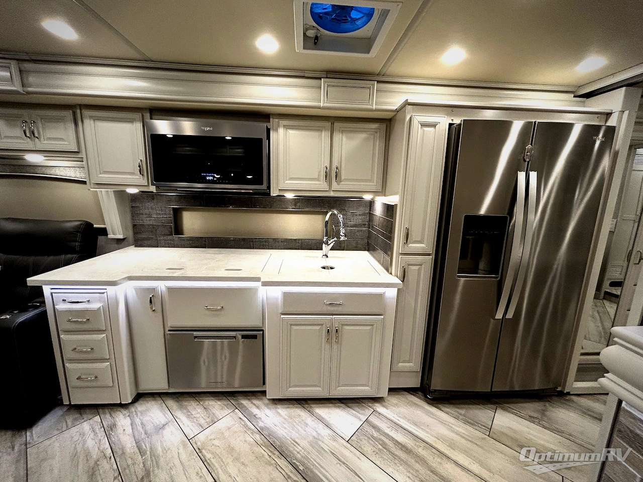 2021 Fleetwood Discovery 38W Photo 6