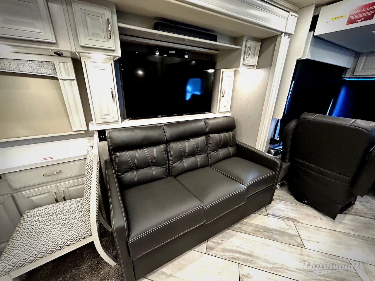 2021 Fleetwood Discovery 38W Photo 13