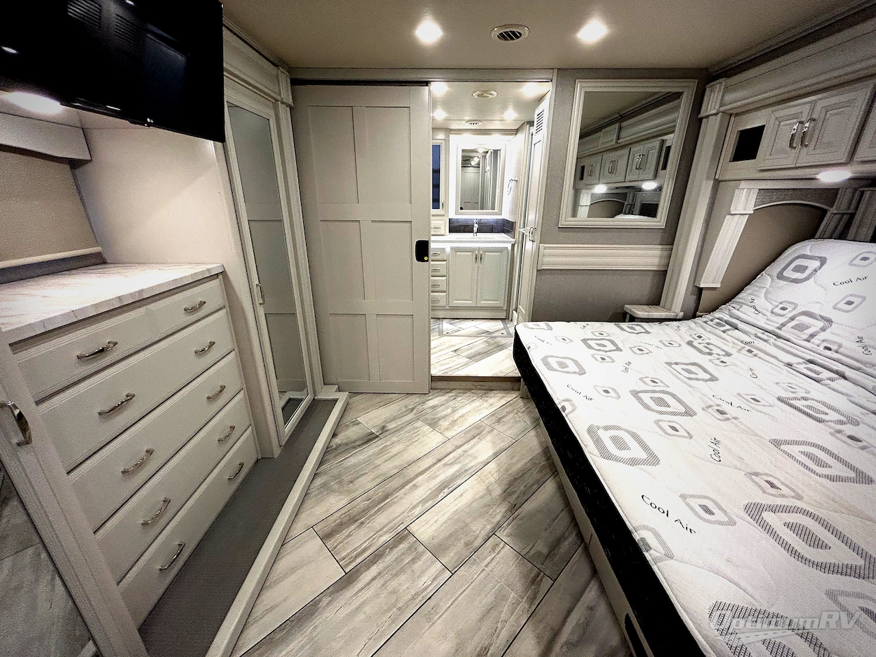 2021 Fleetwood Discovery 38W Photo 18