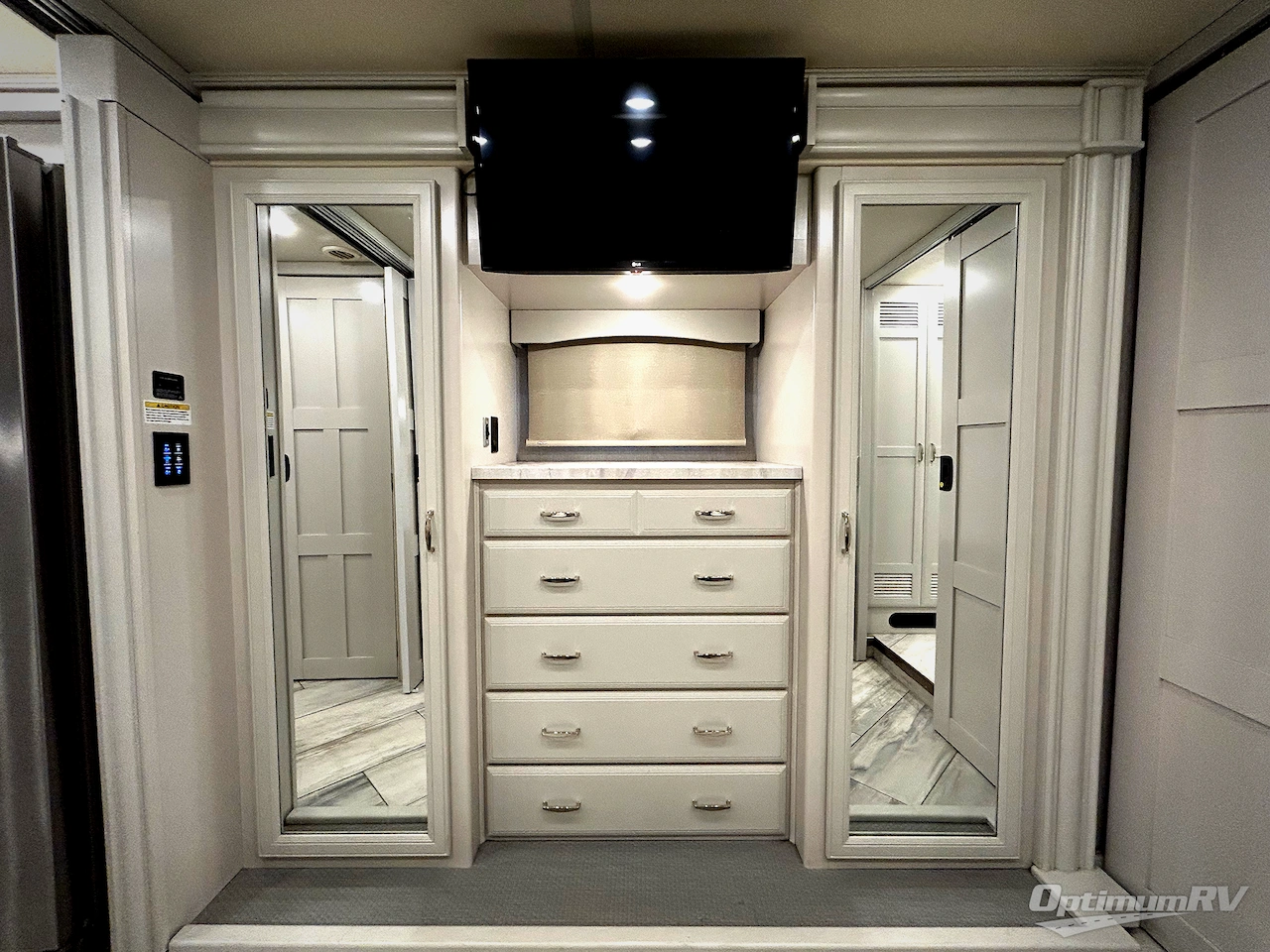 2021 Fleetwood Discovery 38W Photo 20