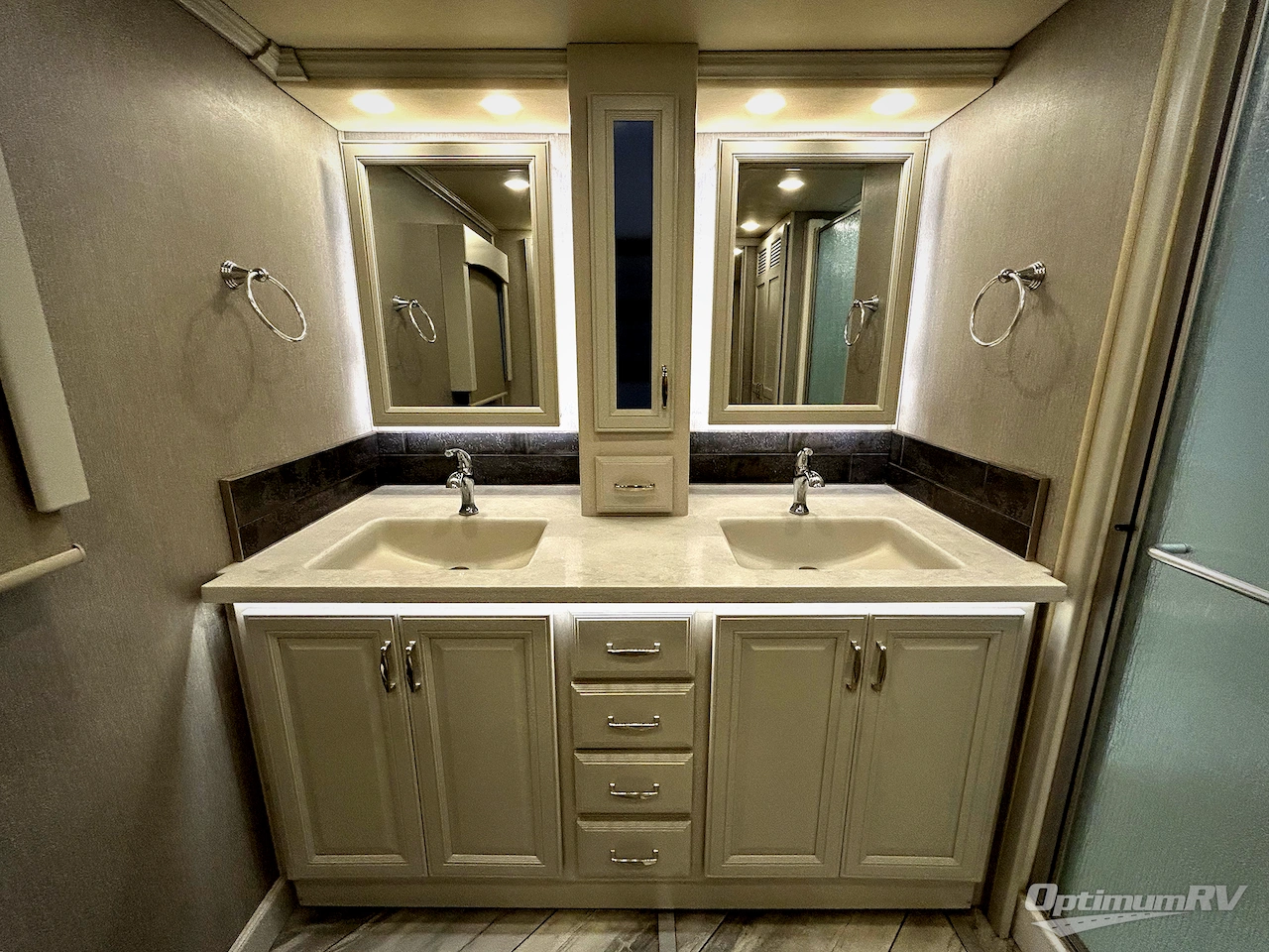 2021 Fleetwood Discovery 38W Photo 22