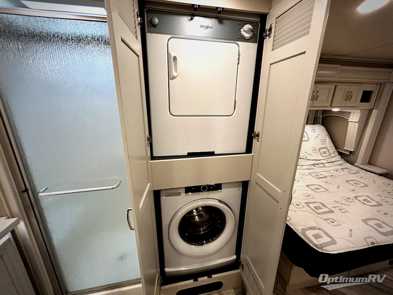 2021 Fleetwood Discovery 38W Photo 24