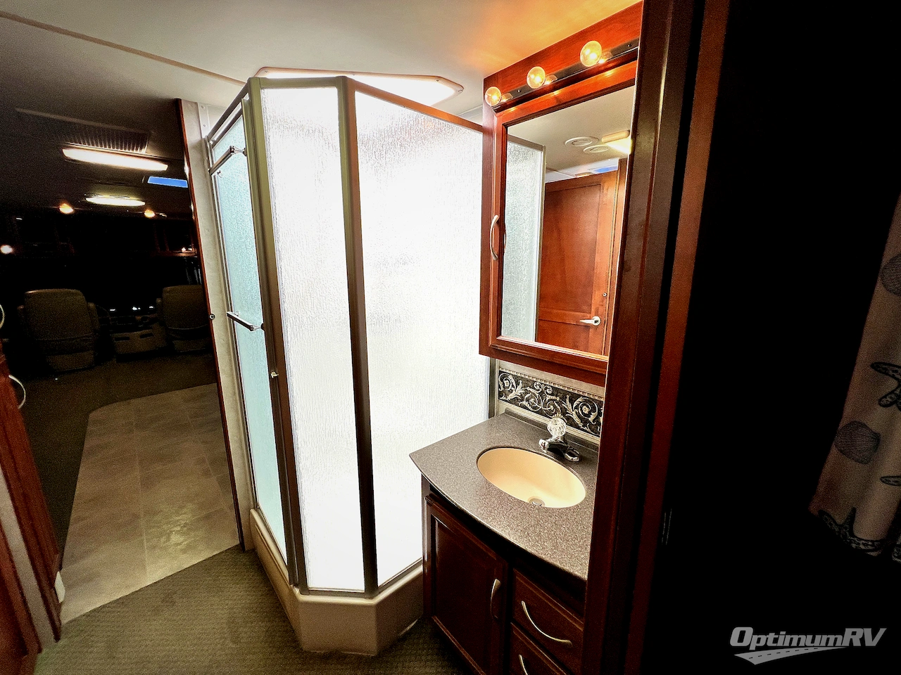 2006 Fleetwood Discovery 39L Photo 16