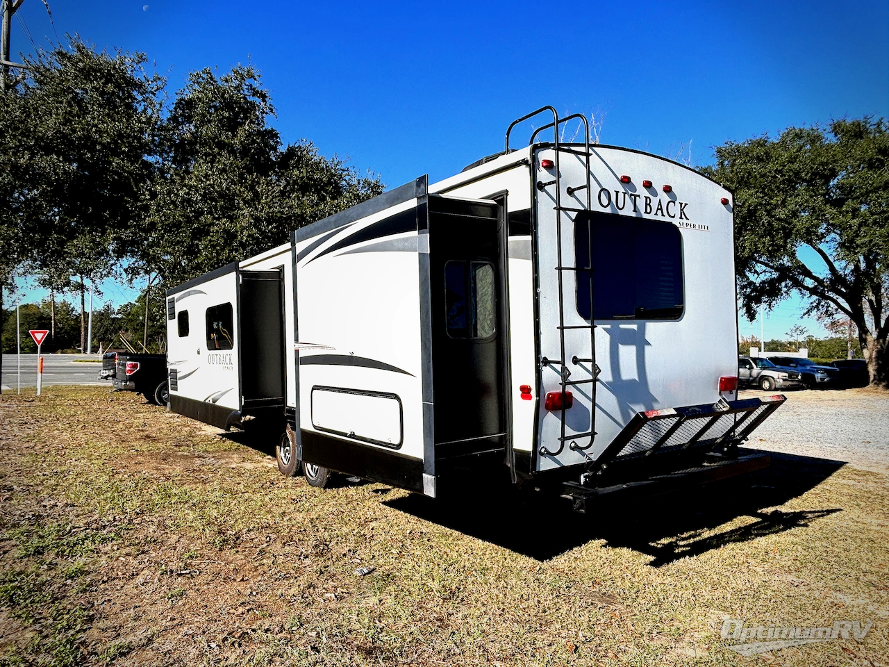 2017 Keystone Outback 332FK Photo 3