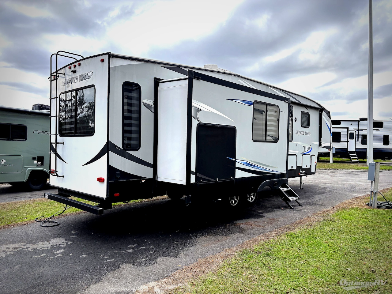 2021 Forest River Cherokee Arctic Wolf 3550SUITE Photo 2