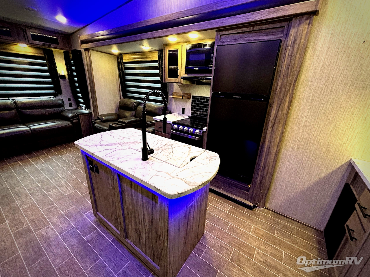 2021 Forest River Cherokee Arctic Wolf 3550SUITE Photo 15