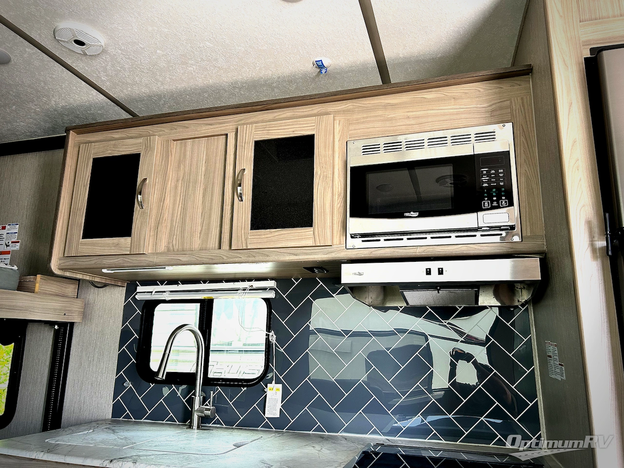 2021 Coachmen Adrenaline 27KB Photo 9