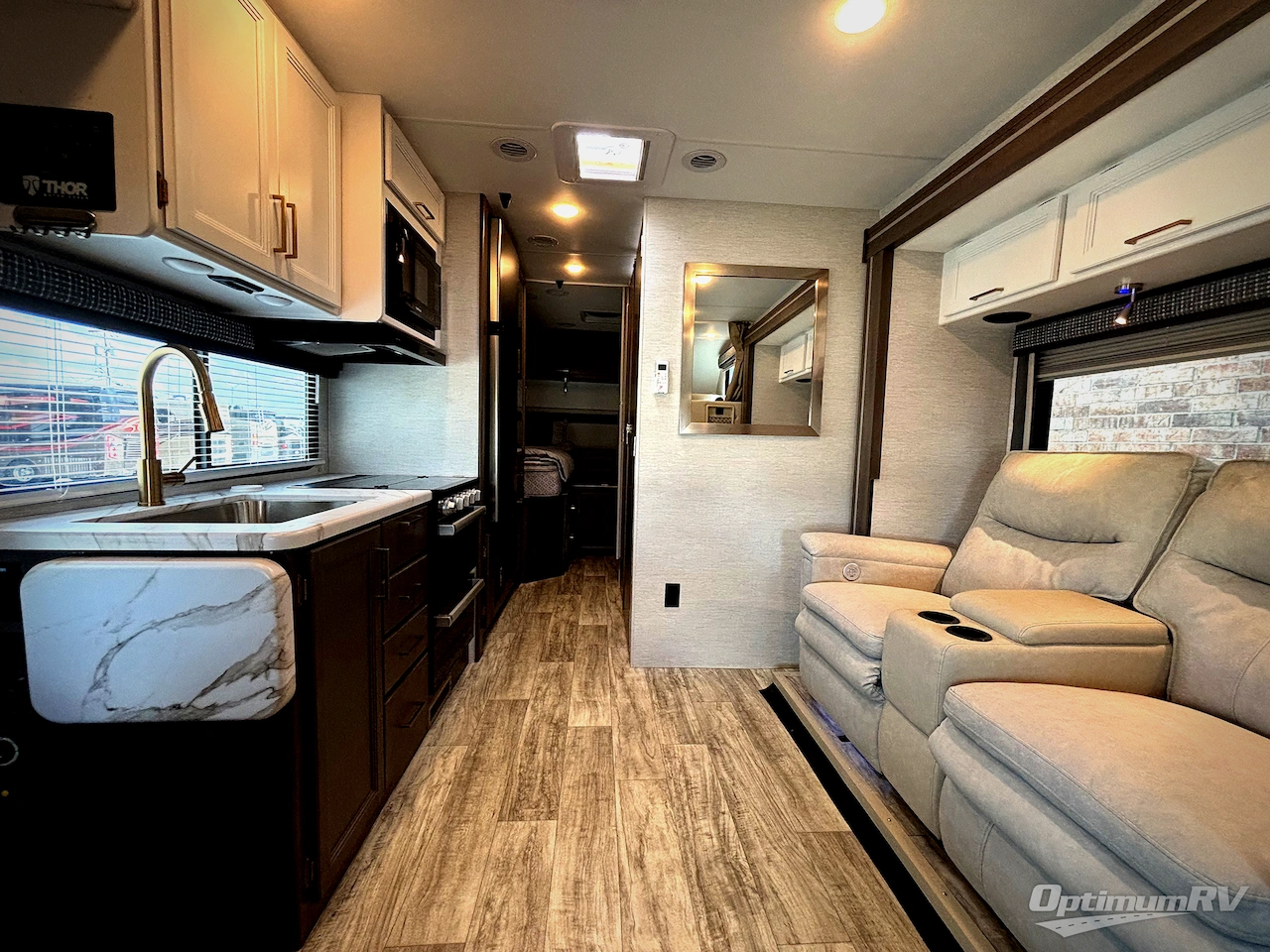 2024 Thor Chateau 25V Photo 5