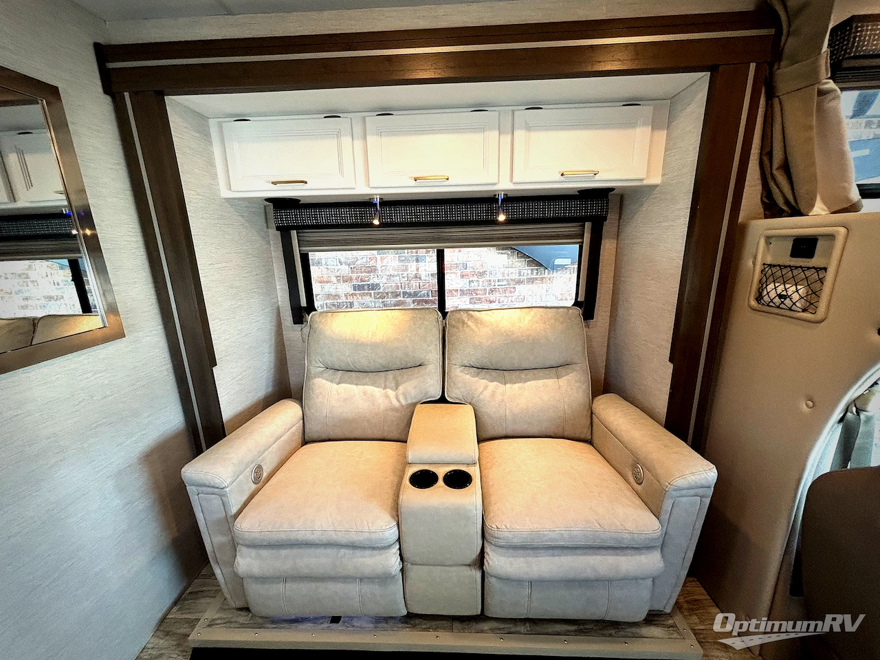 2024 Thor Chateau 25V Photo 6