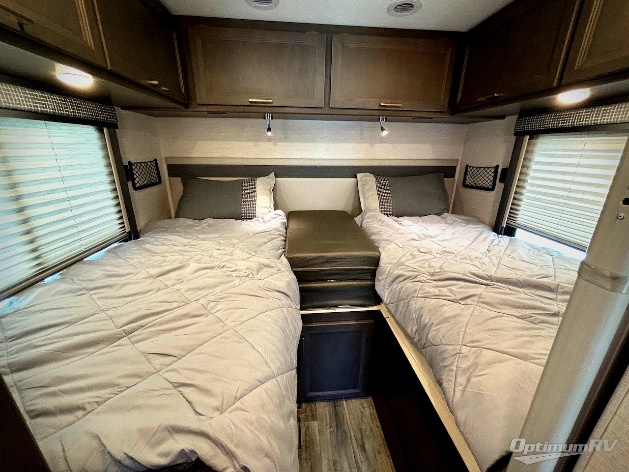 2024 Thor Chateau 25V Photo 9