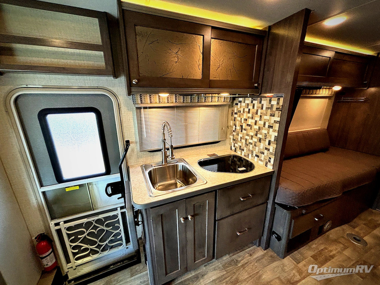 2017 Winnebago Fuse 23A Photo 11