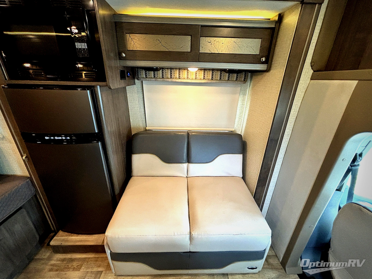 2017 Winnebago Fuse 23A Photo 12