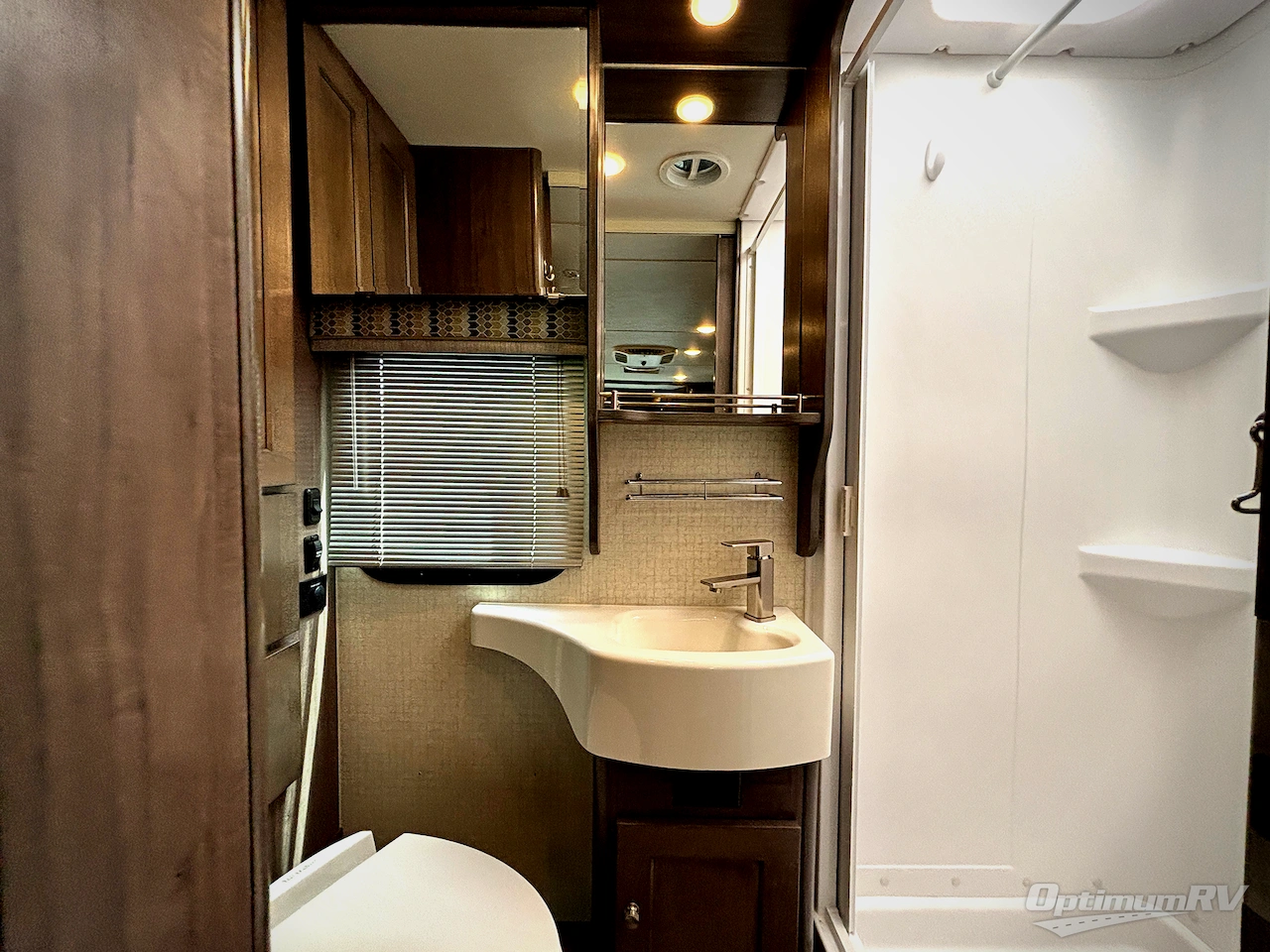2017 Winnebago Fuse 23A Photo 18