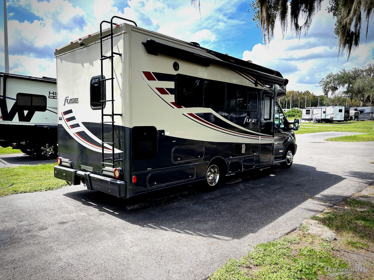2017 Winnebago Fuse 23A Photo 2