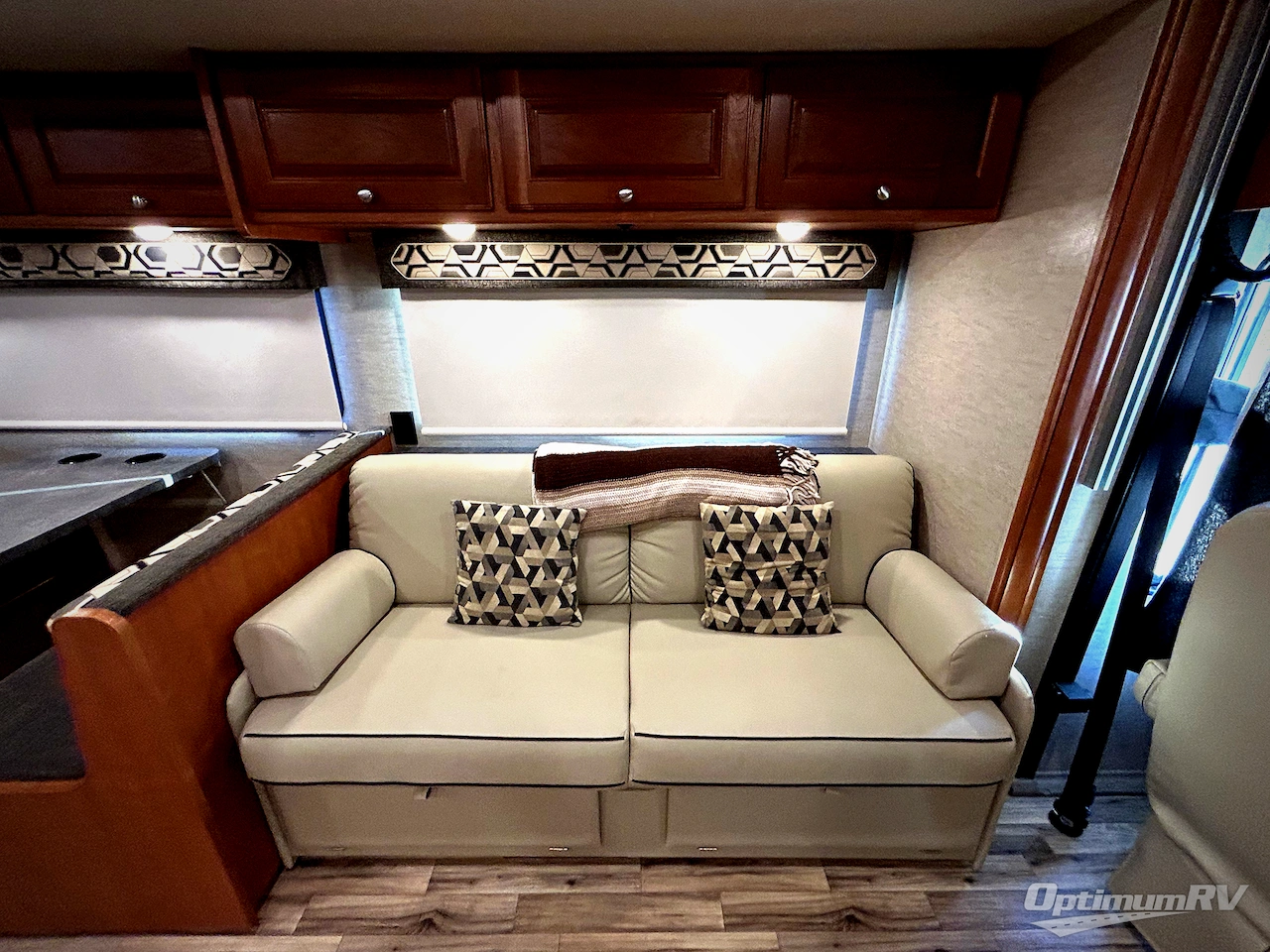 2017 Winnebago Sunstar 32YE Photo 11