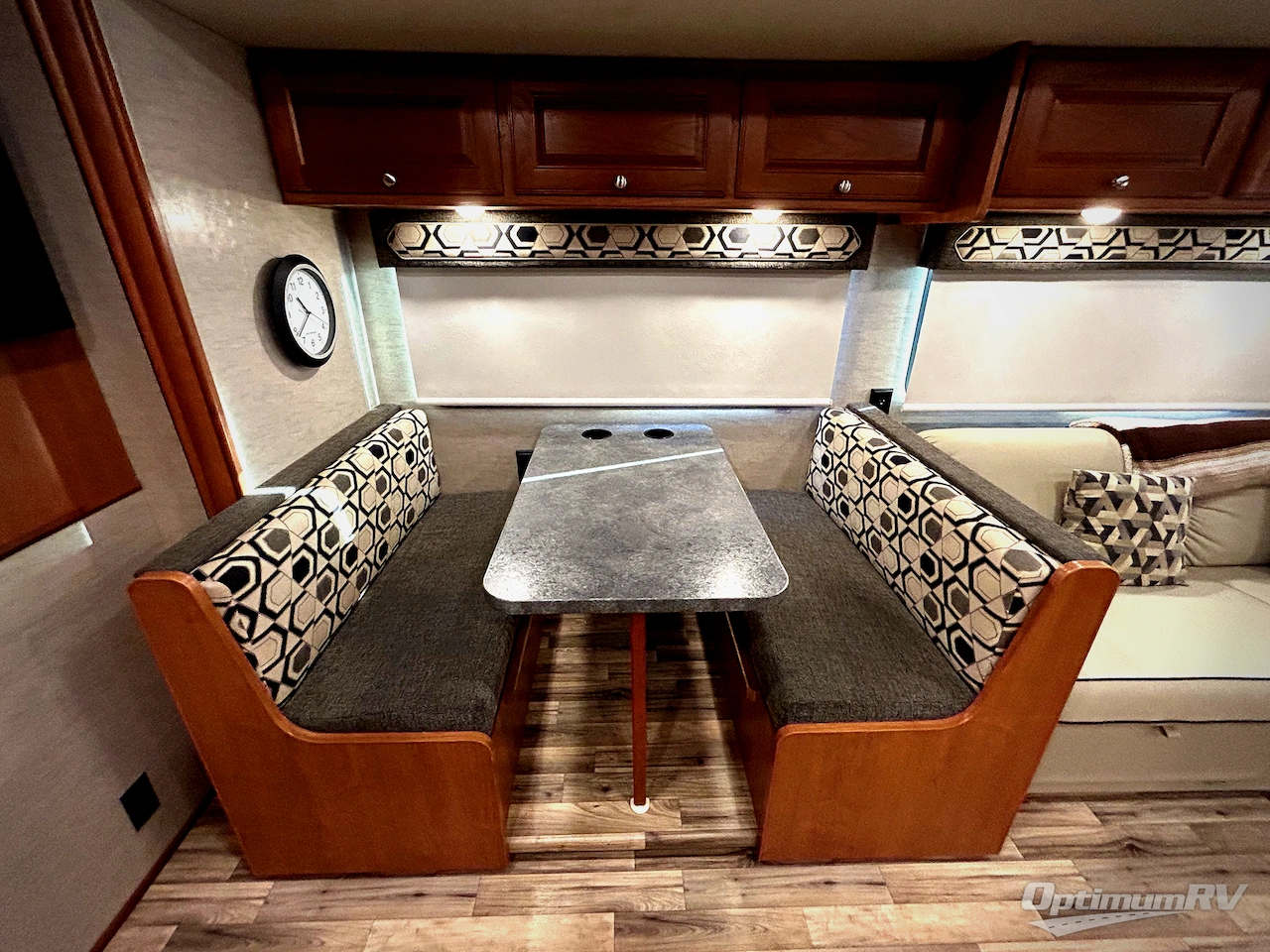 2017 Winnebago Sunstar 32YE Photo 12