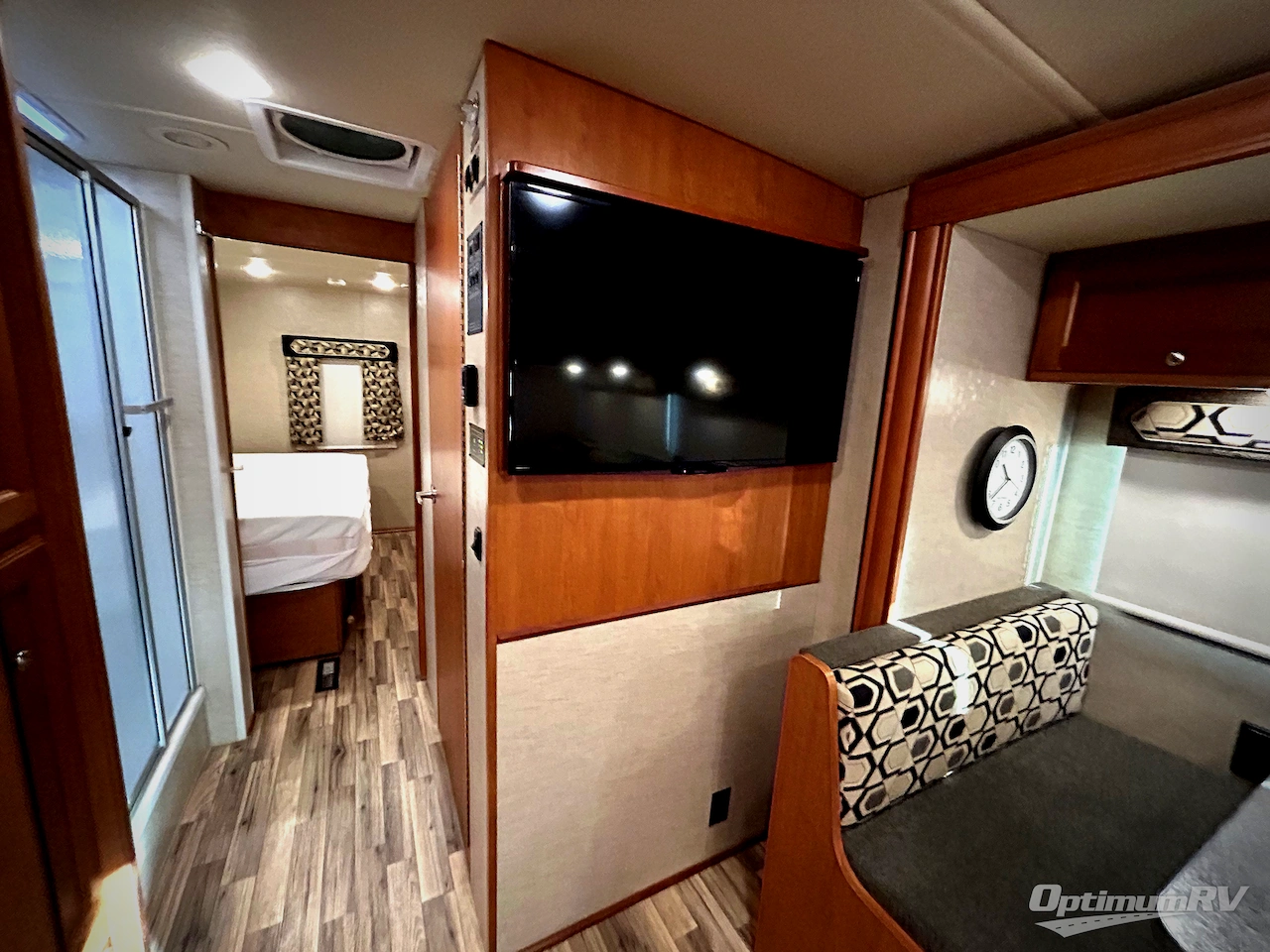 2017 Winnebago Sunstar 32YE Photo 13