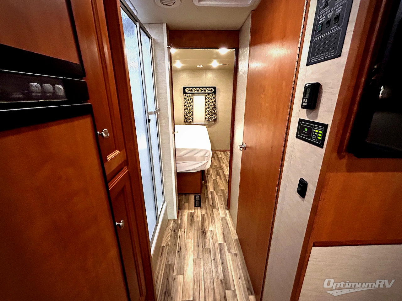 2017 Winnebago Sunstar 32YE Photo 14