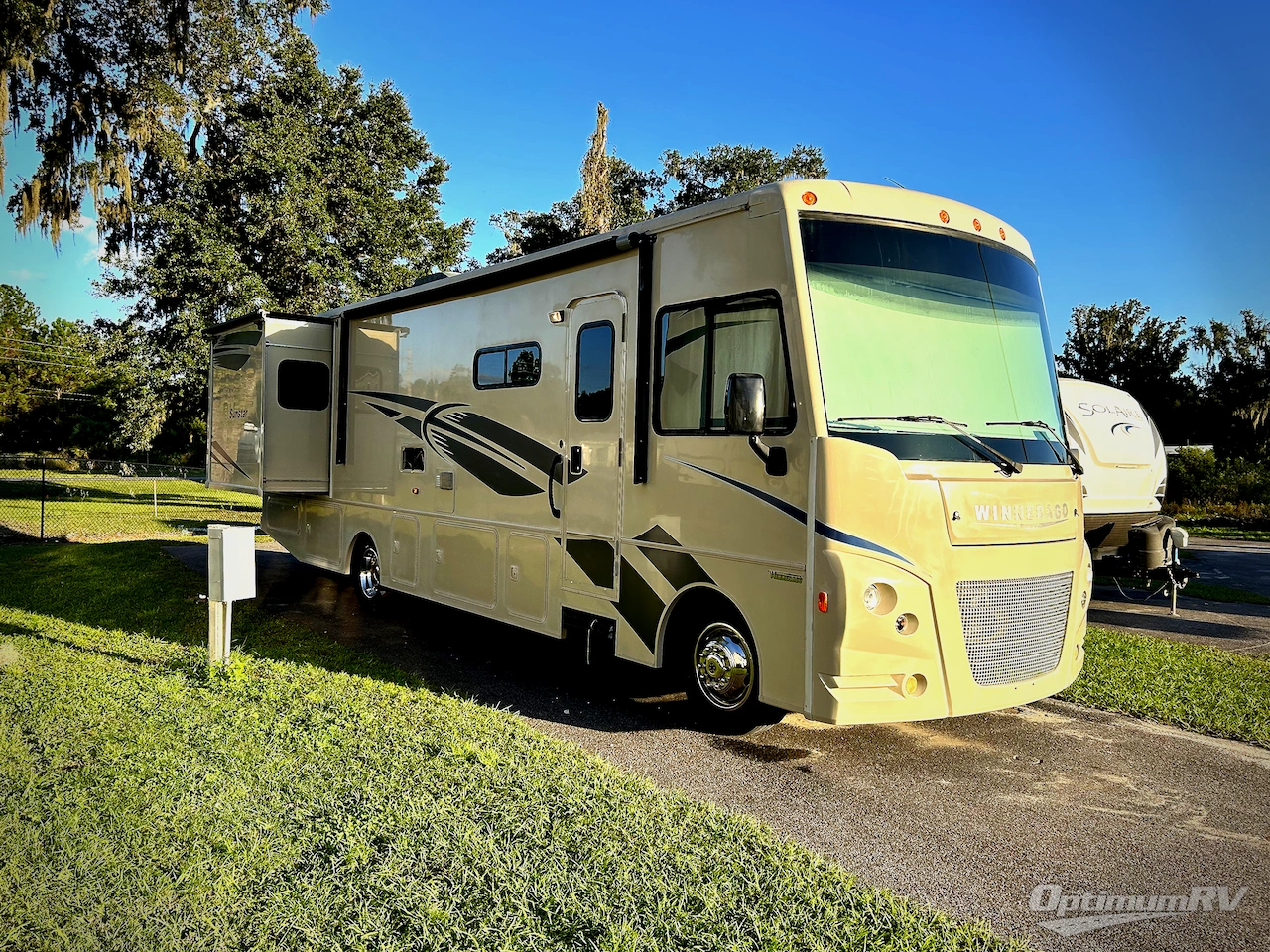 2017 Winnebago Sunstar 32YE Photo 1