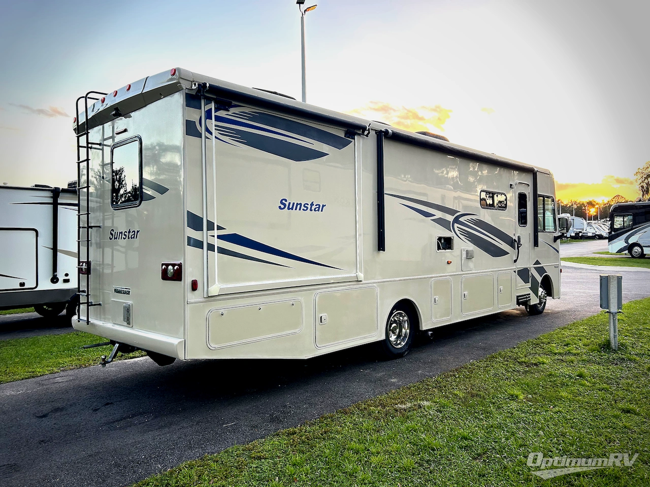 2017 Winnebago Sunstar 32YE Photo 2