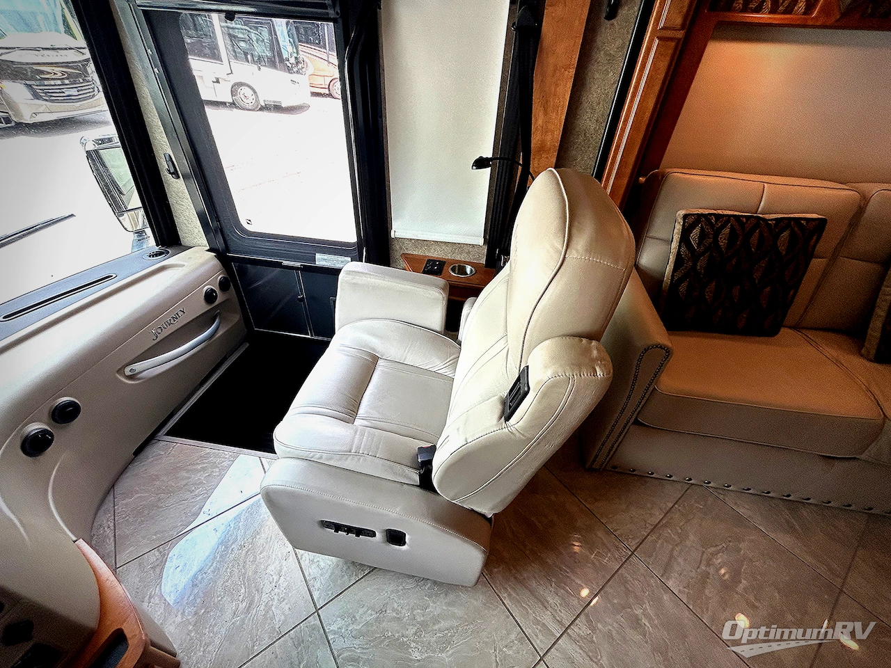 2017 Winnebago Journey 36M Photo 8