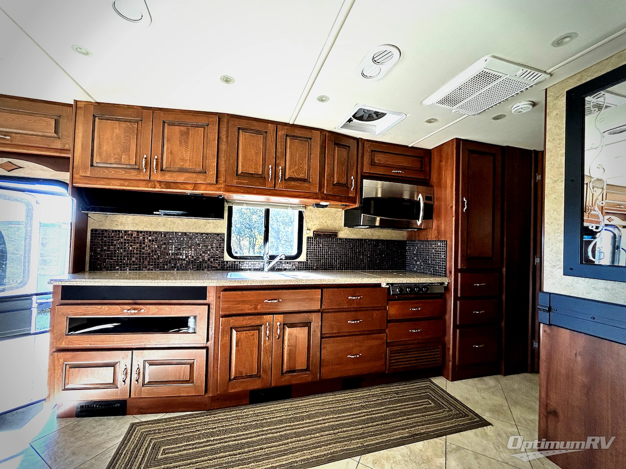 2013 Fleetwood Excursion 33A Photo 8