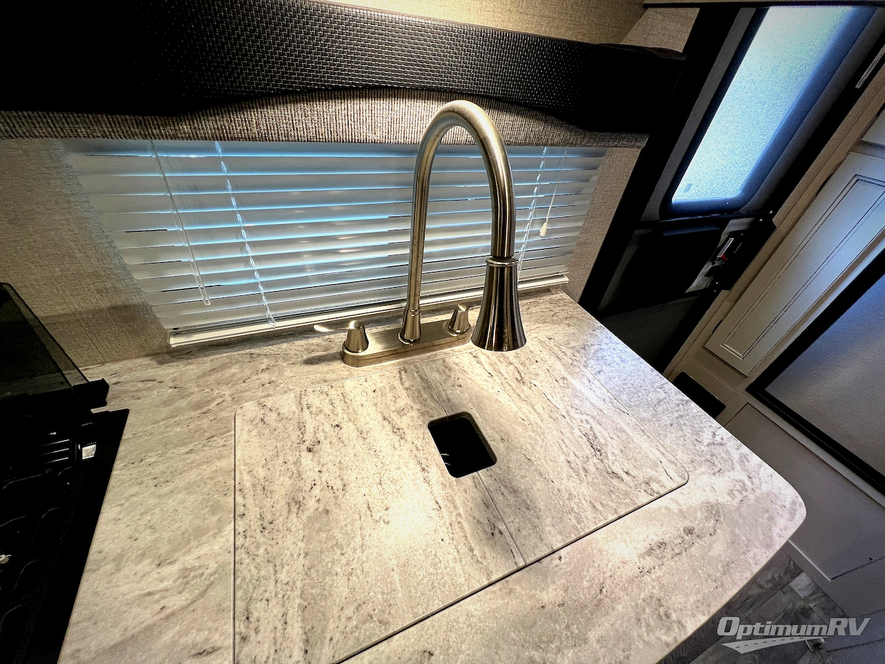 2022 Highland Ridge Range Lite RL212FB Photo 12