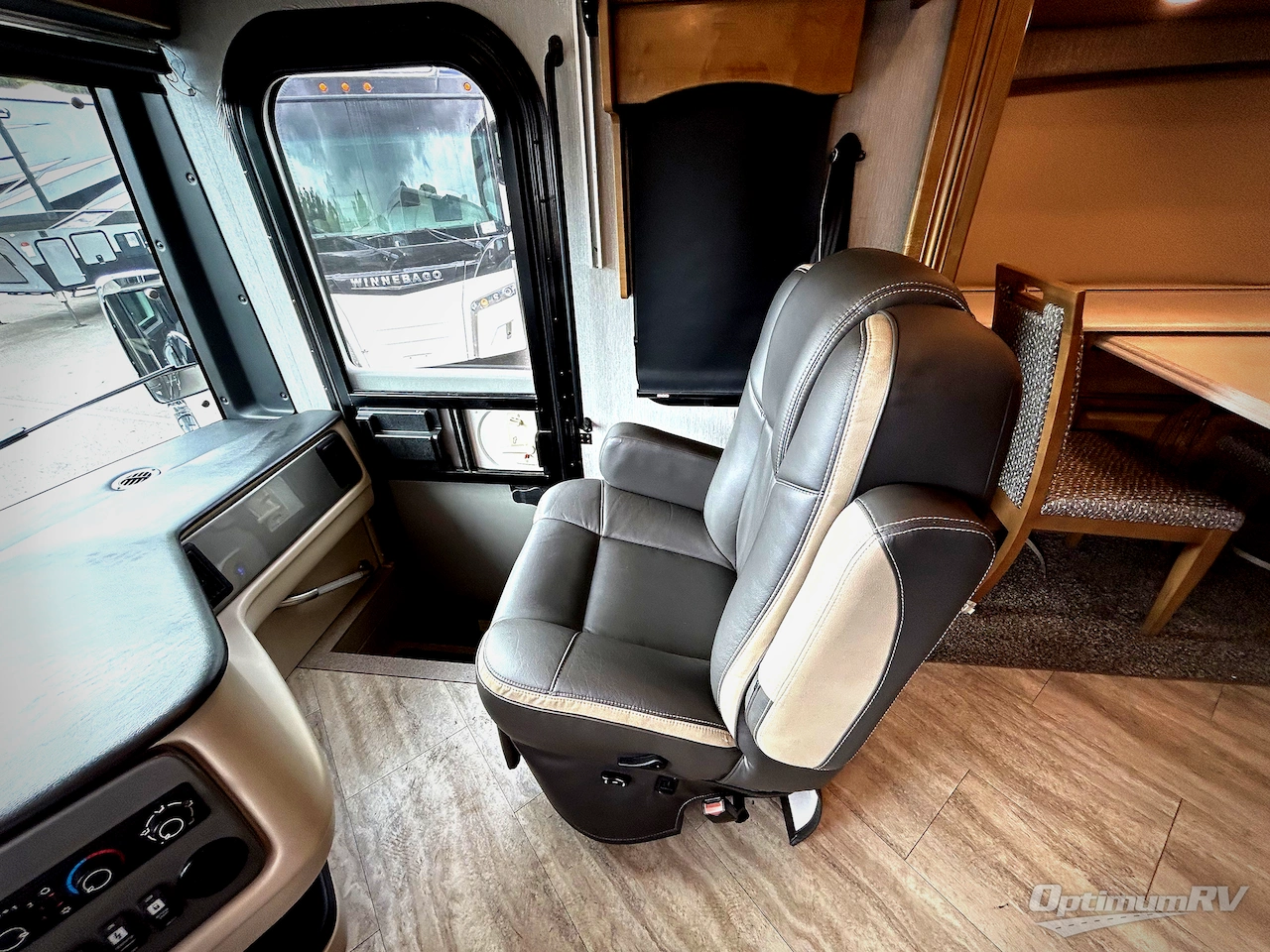 2020 Holiday Rambler Navigator 38F Photo 9