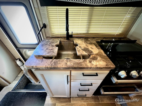 2021 Thor Chateau 25M RV Photo 3