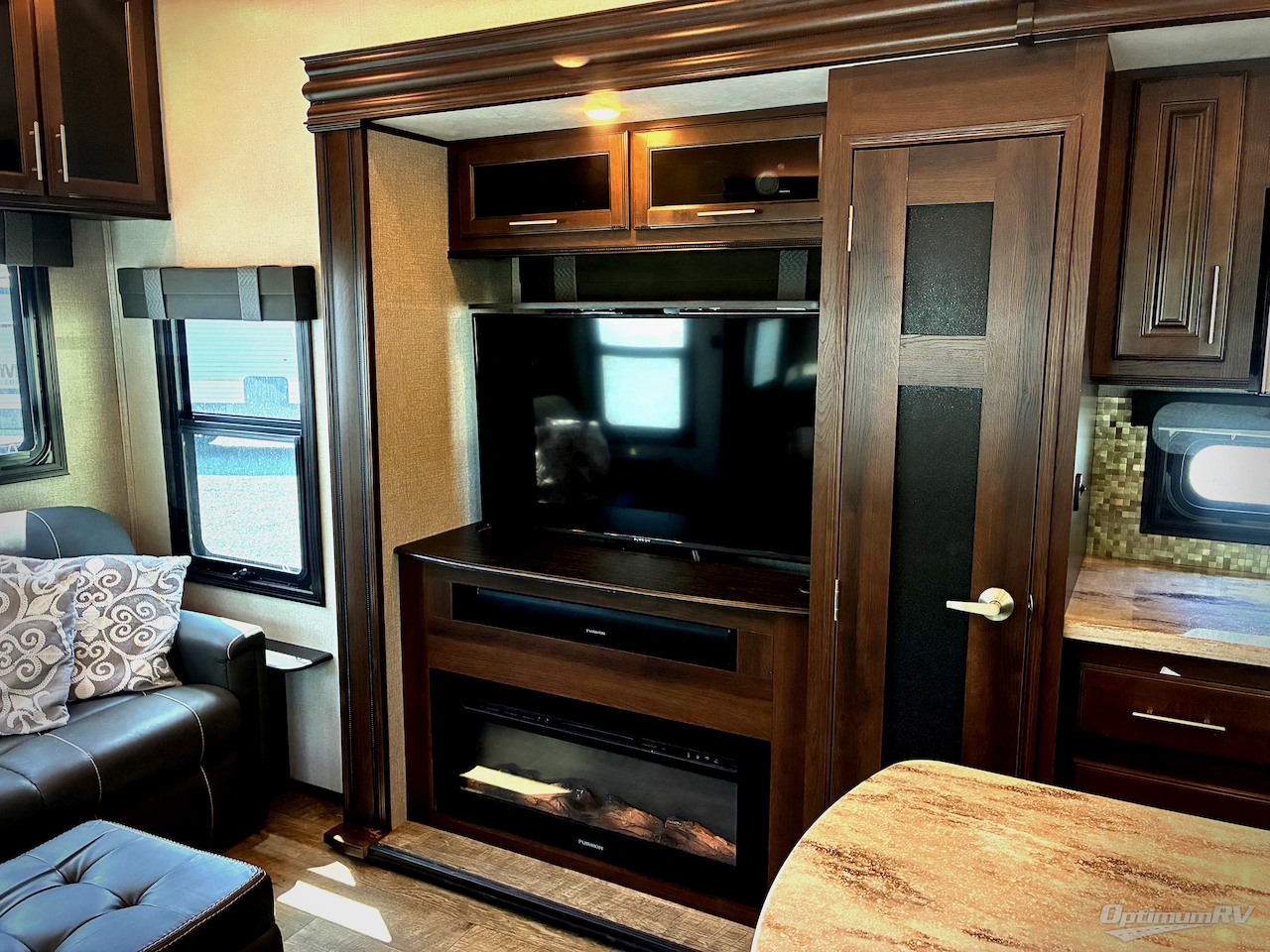 2019 Jayco North Point 377RLBH Photo 7