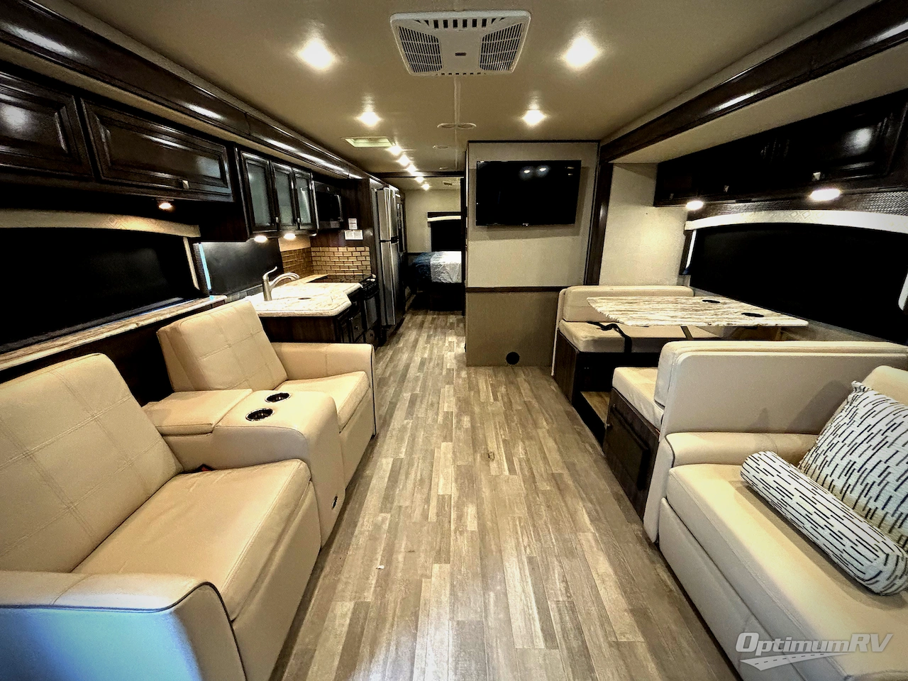 2019 Fleetwood Flair 35R Photo 4