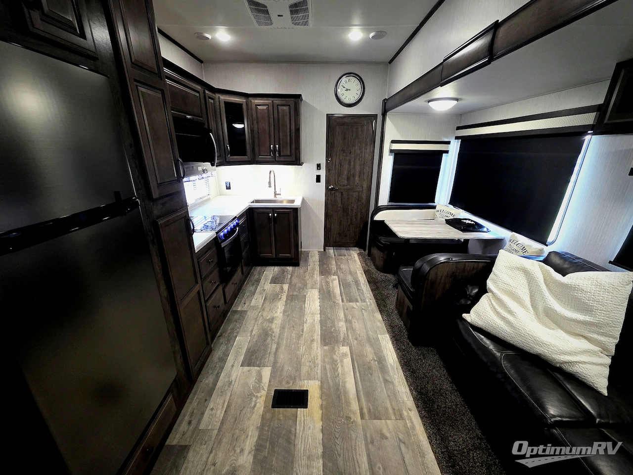 2020 Forest River Sandpiper C-Class 3330BH Photo 3