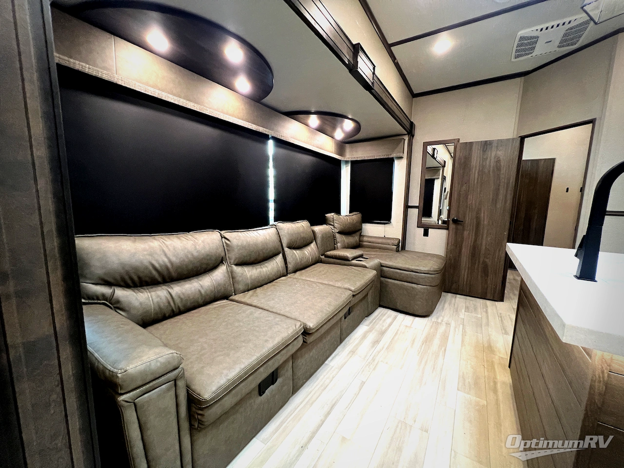 2022 Grand Design Solitude S-Class 3950BH Photo 6