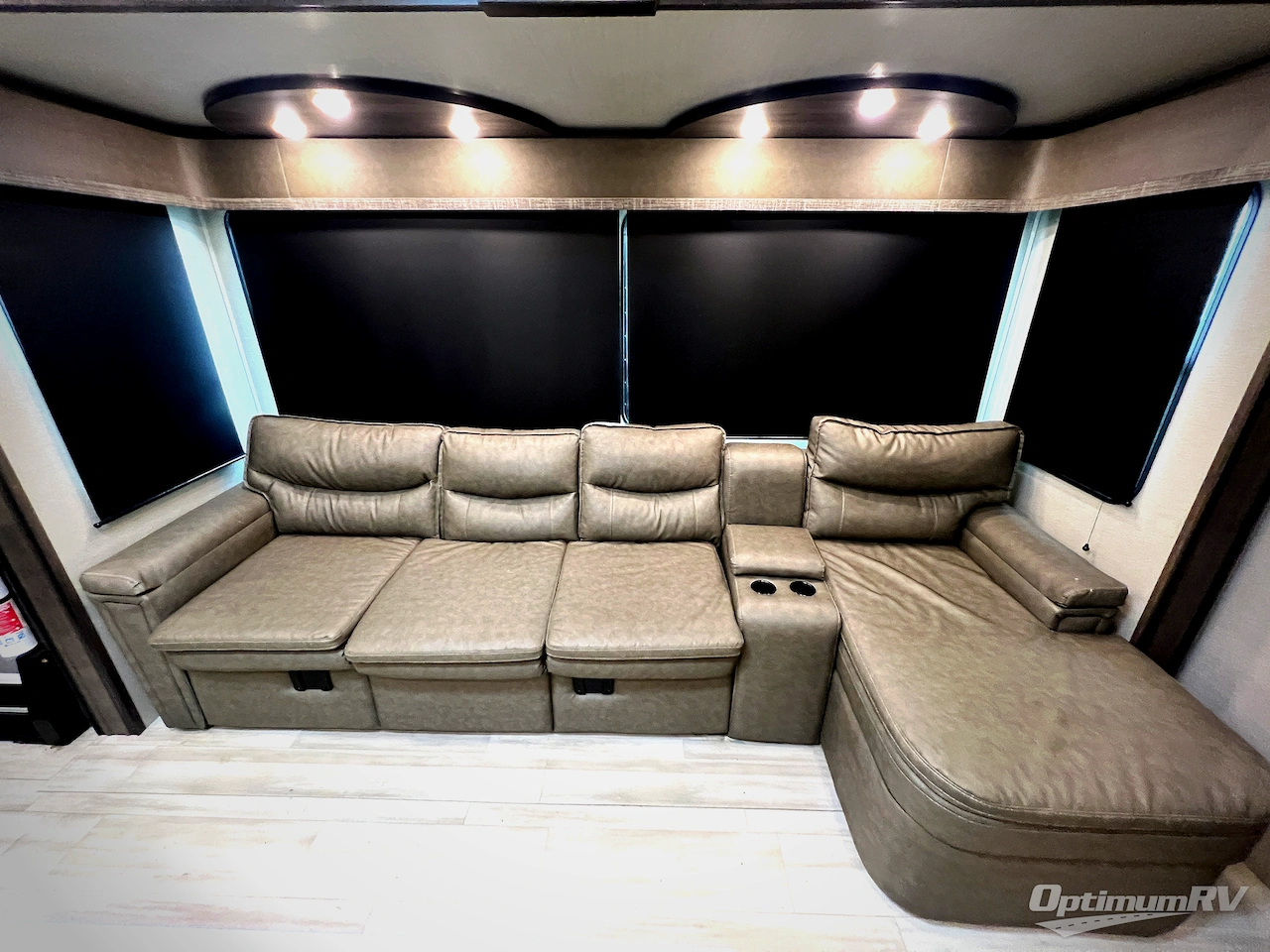 2022 Grand Design Solitude S-Class 3950BH Photo 7