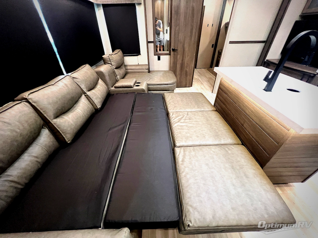 2022 Grand Design Solitude S-Class 3950BH Photo 8